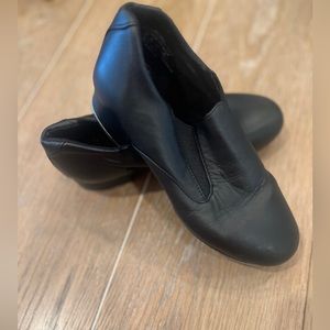 Like New Capezio Size 5 Riff Slip-On Tap Shoe in Black Leather.